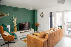 a living room with a couch and a television at Modern and Stylish 1 Bed Flat in High Wycombe
