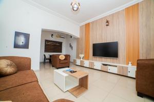 TV in/ali zabaviščno središče v nastanitvi Schemes Hotel And Apartment