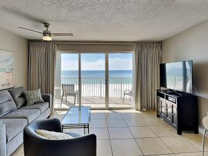 uma sala de estar com um sofá e uma televisão de ecrã plano em Long Beach Resort Tower II 305 em Panama City Beach