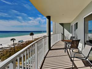 uma varanda com mesa e cadeiras e a praia em Long Beach Resort Tower II 305 em Panama City Beach