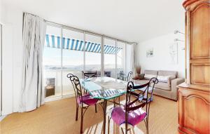 ein Esszimmer mit einem Tisch, Stühlen und einem Sofa in der Unterkunft Amazing Apartment In Royan With Kitchen in Royan