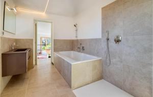 ein Badezimmer mit einer großen Badewanne und einem Waschbecken in der Unterkunft Awesome Home In Recco With Wifi in Recco