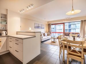 eine Küche und ein Wohnzimmer mit Tisch und Stühlen in der Unterkunft Apartment in St Idesbald with Sea Views in Koksijde