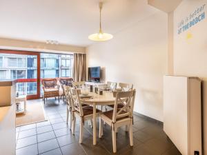 ein Esszimmer mit Tisch und Stühlen in der Unterkunft Apartment in St Idesbald with Sea Views in Koksijde