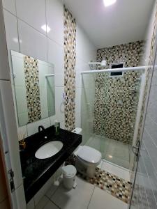 ein Bad mit einem Waschbecken, einem WC und einer Dusche in der Unterkunft Apartamento Praia do Prea in Jericoacoara