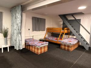 ロキトニツェ・ナト・イゼロウにあるPenzion Rokoの二段ベッド2組とはしごが備わる客室です。