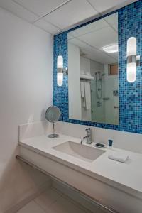 uma casa de banho com um lavatório e um espelho em Four Points by Sheraton Monterrey Linda Vista em Monterrey