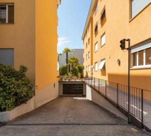 eine leere Gasse zwischen zwei Gebäuden in einer Stadt in der Unterkunft Nuovo Appartamento con Vista! in Ascona