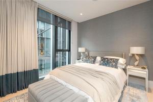 1 dormitorio con cama grande y ventana grande en OXFORD STREET STATION LOVELY LUX FLAT SLEEPS UP TO 6, en Londres