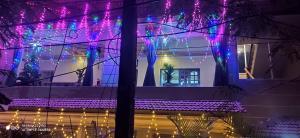 une maison avec des lumières de Noël sur la façade dans l'établissement Casa Coutinho, à Porvorim