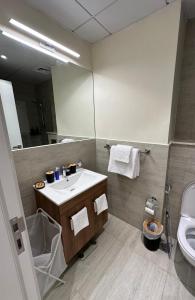 ein Bad mit einem Waschbecken und einem Spiegel in der Unterkunft Modern Home in Al Qurayyah