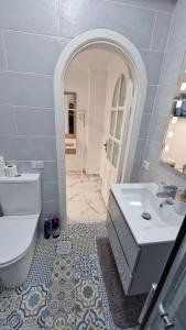 uma casa de banho com um lavatório, um WC e um espelho. em The Palms Golf Del Sur - Casa Andromeda em San Miguel de Abona