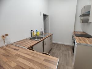 Η κουζίνα ή μικρή κουζίνα στο Modern 3-Bed Apartment with Kitchen in Town