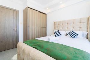 Ένα ή περισσότερα κρεβάτια σε δωμάτιο στο Luxury 1bdrm with an extra room Valley heights Kilimani