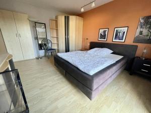 una camera con un grande letto di Großzügige und romantische Wellnessoase mit privater Sauna in ruhiger Lage a Karlsbad