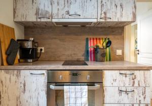 Una cocina con gabinetes de madera y un horno de estufa. en 'Blue Sapphire House'- central&modern, en Sofía