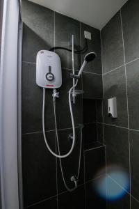 y baño con ducha con cabezal de ducha. en BB Condo Homestay, en Sandakan
