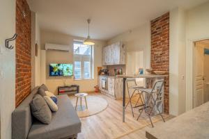Una sala de estar con un sofá y una cocina. en 'Blue Sapphire House'- central&modern, en Sofía 17 fotos más
