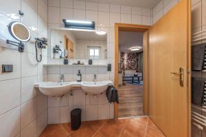 Et badeværelse på Apparthotel Sonnenhof + 88 billeder