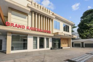 un bâtiment avec un panneau indiquant le grand hôtel karachi dans l'établissement Collection O 93163 Hotel Grand Kartika, à Parepare