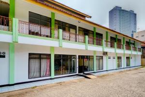 un edificio con balcones en un lateral en OYO 93229 P3 Guest House, en Cilimus 2