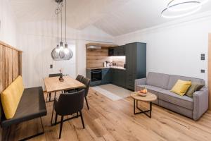 - un salon avec un canapé et une table dans l'établissement ANN SUITES Appartements, à Filzmoos