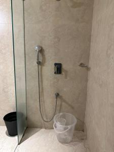 een douche in een badkamer met een emmer bij 1.5BR Service apartment in BKC by Florastays in Mumbai