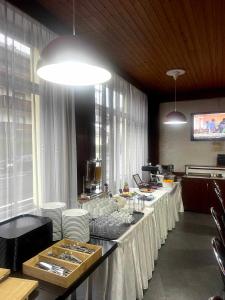 Hôtel La Réserve في جوراردُميه: طاولة بوفيه في مطعم يحتوي على صحون وطعام