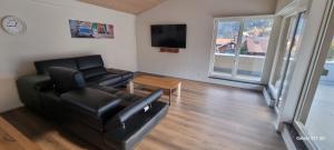 TV a/nebo společenská místnost v ubytování Mountain - Lake Apartement 1