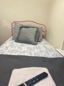 מיטה או מיטות בחדר ב-House in Lisburn road