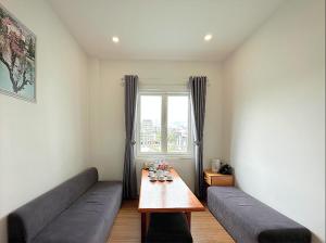 a living room with a couch and a table at The Cherry Hill Hotel in Xuan An