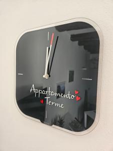 Eine Uhr mit den Worten des Lehrlings in der Unterkunft Appartamento Terme in Levico Terme