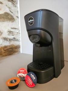 een koffiezetapparaat op een aanrecht bij Appartamento Terme in Levico Terme