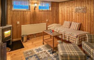 カトリーネホルムにあるStunning Home In Katrineholm With Wi-fiのリビングルーム(ベッド2台、コンロ付)