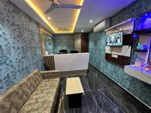TV a/nebo společenská místnost v ubytování HOTEL GOLDEN VIEW