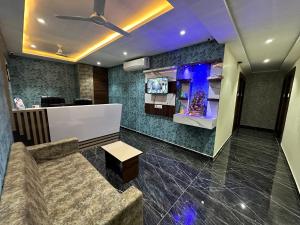 TV a/nebo společenská místnost v ubytování HOTEL GOLDEN VIEW + 6 fotografií