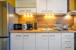 Η κουζίνα ή μικρή κουζίνα στο Golden Glow Residence