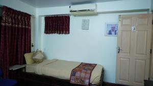 Rúm í herbergi á Cosy Hotel