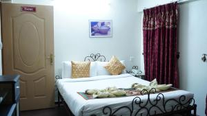 Rúm í herbergi á Cosy Hotel