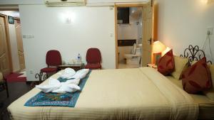 Rúm í herbergi á Cosy Hotel