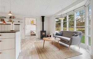 een woonkamer met een bank en een tafel bij Stunning Home In Allingbro With Wifi in Allingåbro