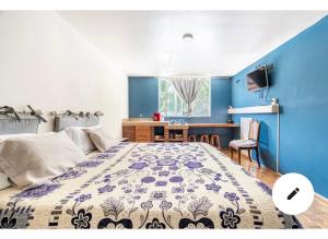 1 dormitorio con 1 cama grande y pared azul en Suites Club de Golf en Ciudad de México