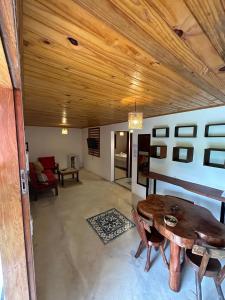 Cette chambre dispose d'un plafond en bois avec une table et des chaises. dans l'établissement Vila do Coco - Milagres AL, à São Miguel dos Milagres