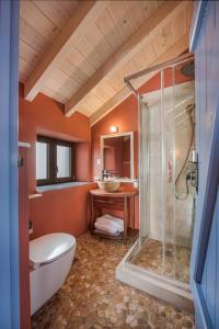 Koupelna v ubytování Rastoni Hotel Aegina