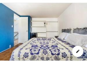 1 dormitorio con 1 cama de color azul en Suites Club de Golf en Ciudad de México