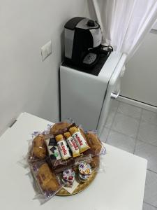 um prato de comida numa mesa ao lado de uma cafeteira em Casina Portici em Portici