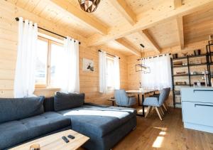 sala de estar con sofá y mesa en 1A Chalet 'Horst' Wandern und Grillen, Panorama Sauna! en Klippitztorl