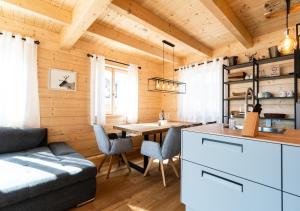 cocina y sala de estar con mesa y sillas en 1A Chalet 'Horst' Wandern und Grillen, Panorama Sauna! en Klippitztorl