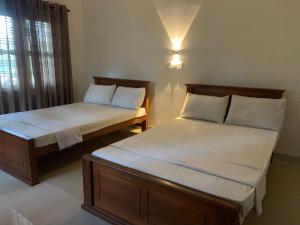 two beds in a small room withthritisthritisthritisthritisthritisthritisthritisthritisthritis at Bethany Homestay in Katunayaka