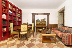 Fontoura的住宿－Quinta de San Antonio，客厅配有沙发和桌子